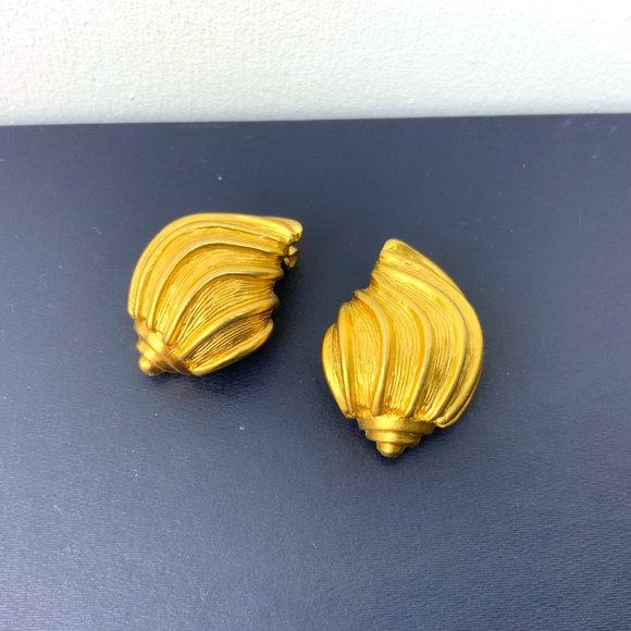 Vintage Liz Claiborne Brushed Gold Shells Clip On Earrings - Picture 10 of 16